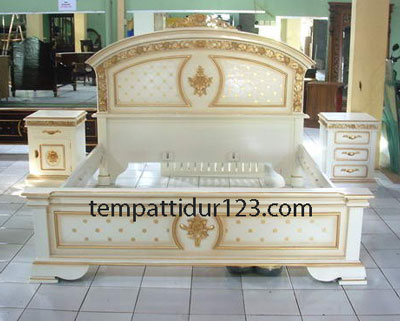 Tempat Tidur Desain Ukir Mahkota